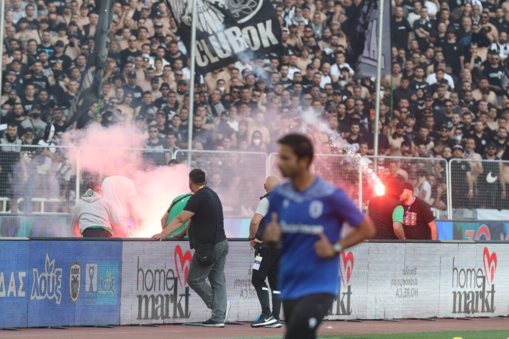 Επεισόδια πριν την έναρξη του τελικού – Καθυστέρησε 32′ η σέντρα (ΦΩΤΟ)