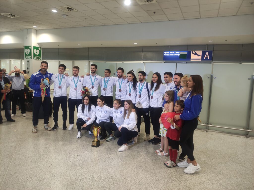 «Ελλάς ολέ» και πανζουρλισμός από τη «γαλανόλευκη» αποστολή του καράτε (video)