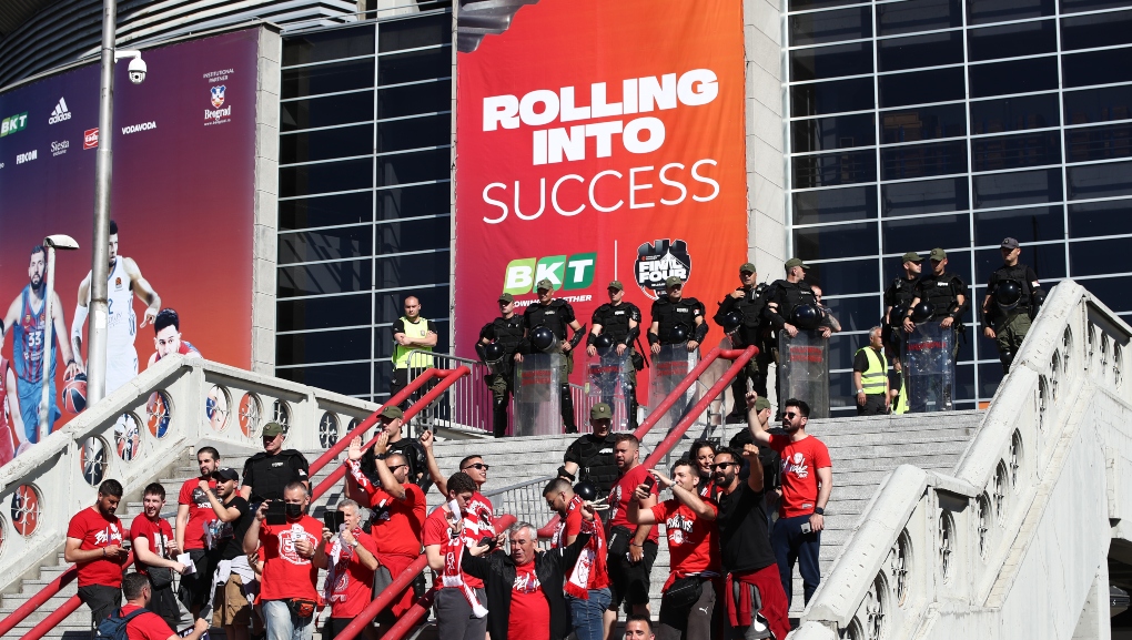 «Ερυθρόλευκη» πορεία στο Βελιγράδι (video, ΦΩΤΟ)