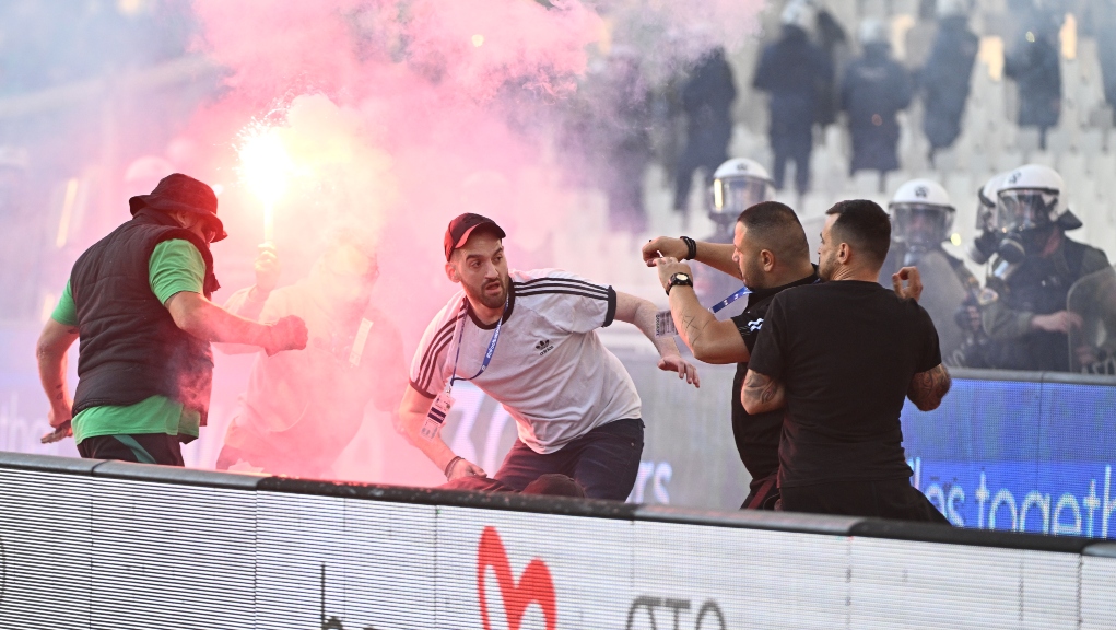 Επεισόδια πριν την έναρξη του τελικού – Καθυστέρησε 32′ η σέντρα (ΦΩΤΟ)