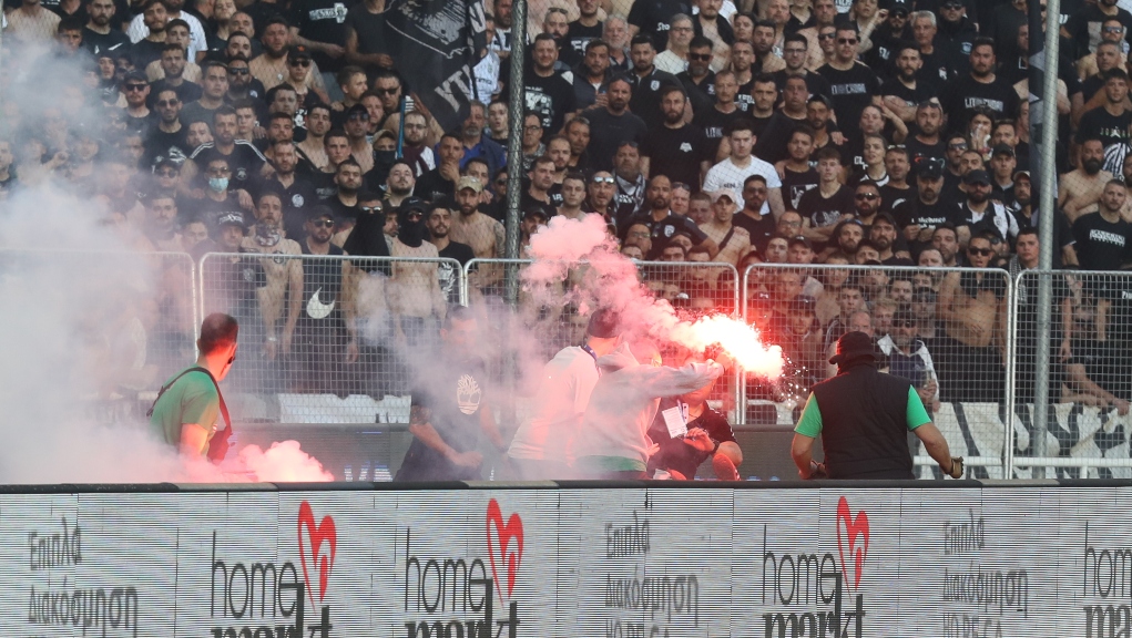 Επεισόδια πριν την έναρξη του τελικού – Καθυστέρησε 32′ η σέντρα (ΦΩΤΟ)