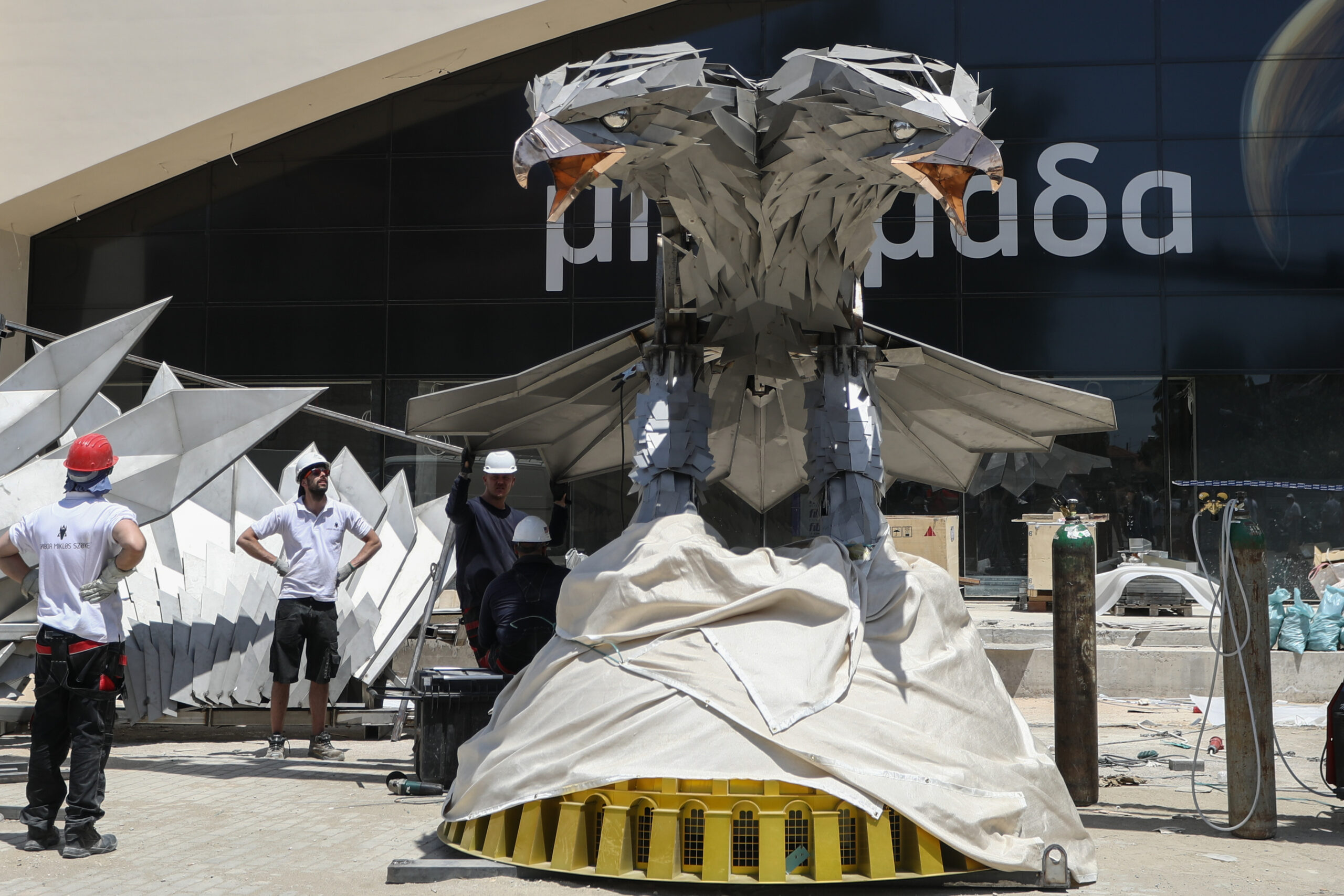 ΦΩΤΟρεπορτάζ από τη συναρμολόγηση του ατσάλινου αετού