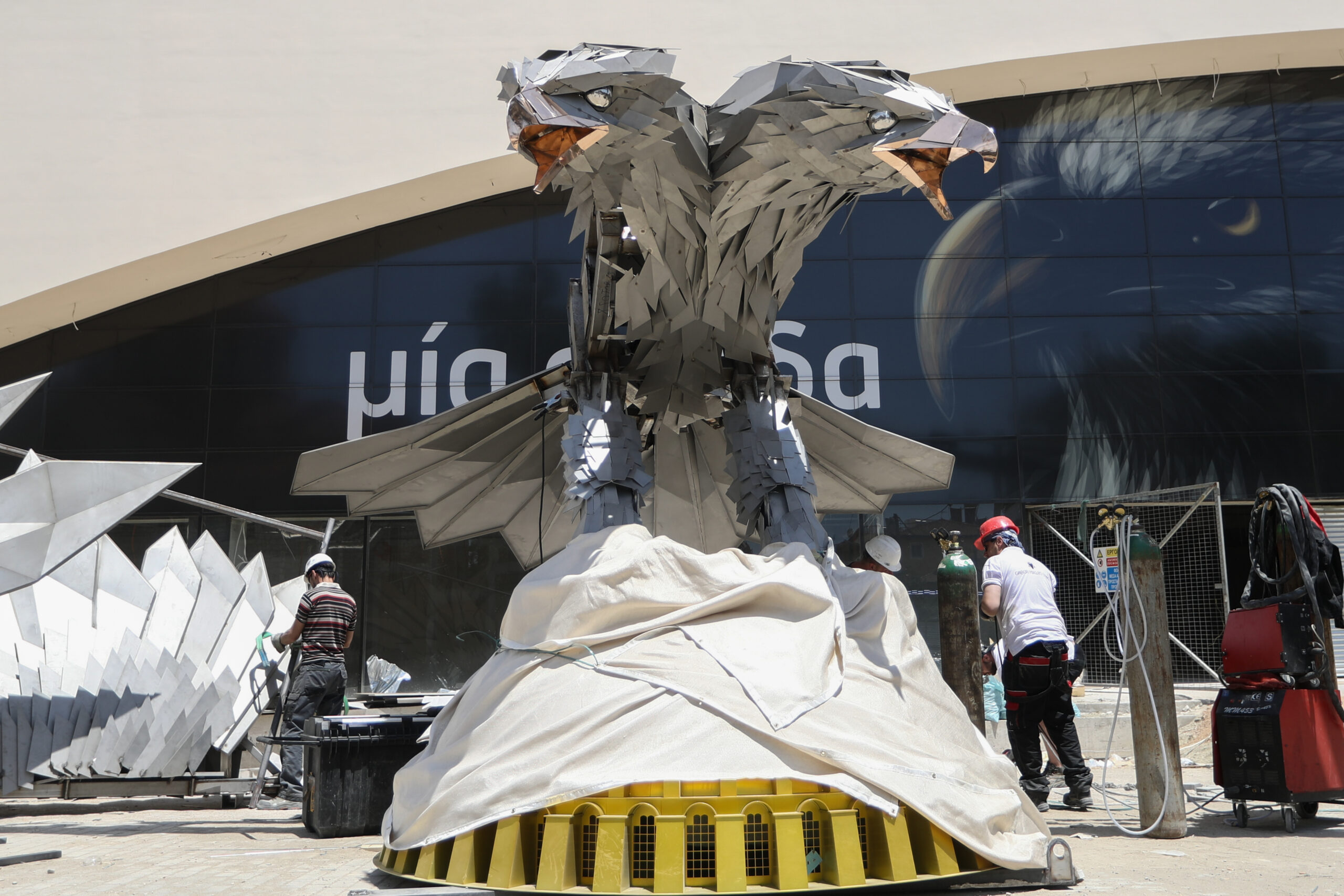 ΦΩΤΟρεπορτάζ από τη συναρμολόγηση του ατσάλινου αετού
