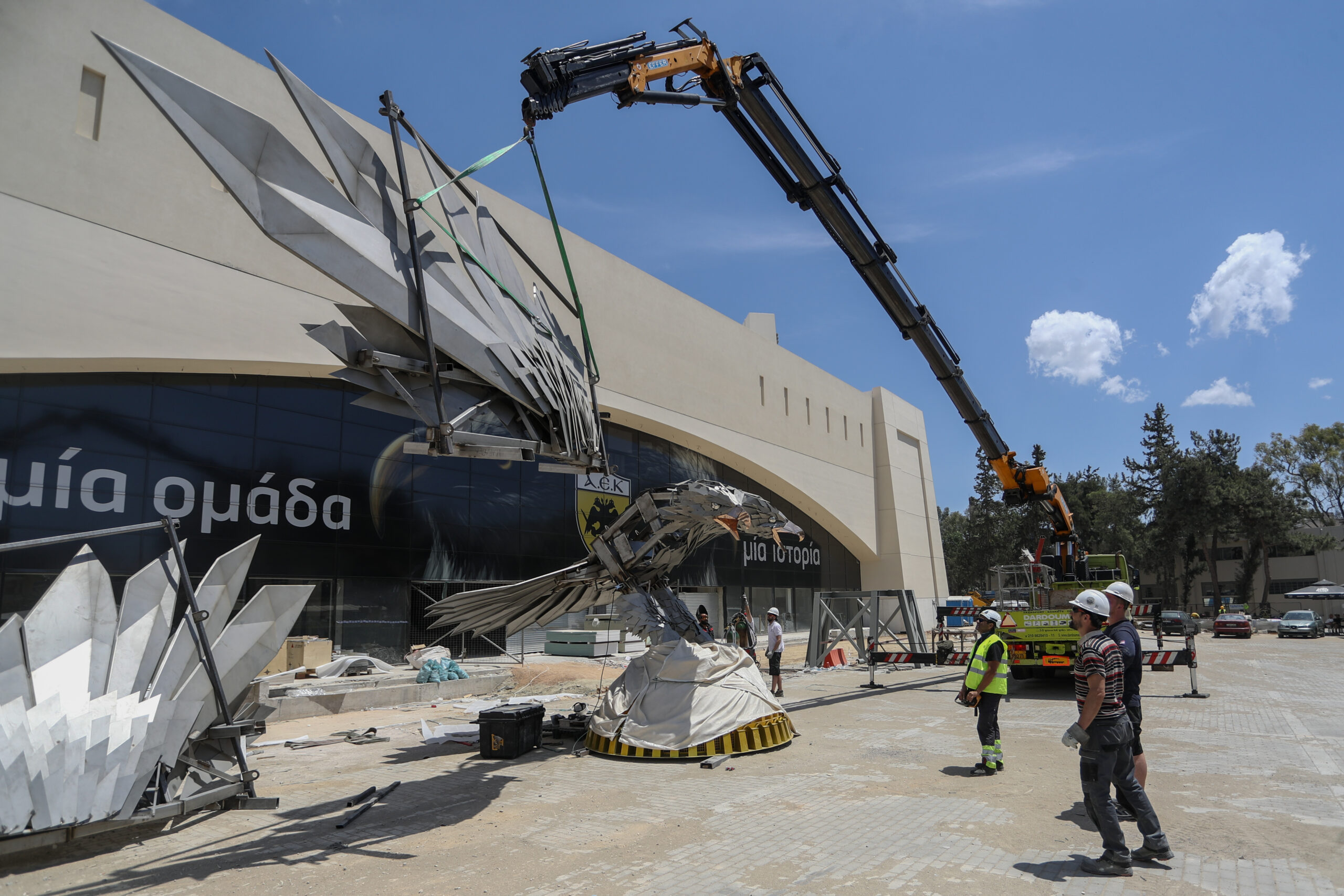 ΦΩΤΟρεπορτάζ από τη συναρμολόγηση του ατσάλινου αετού