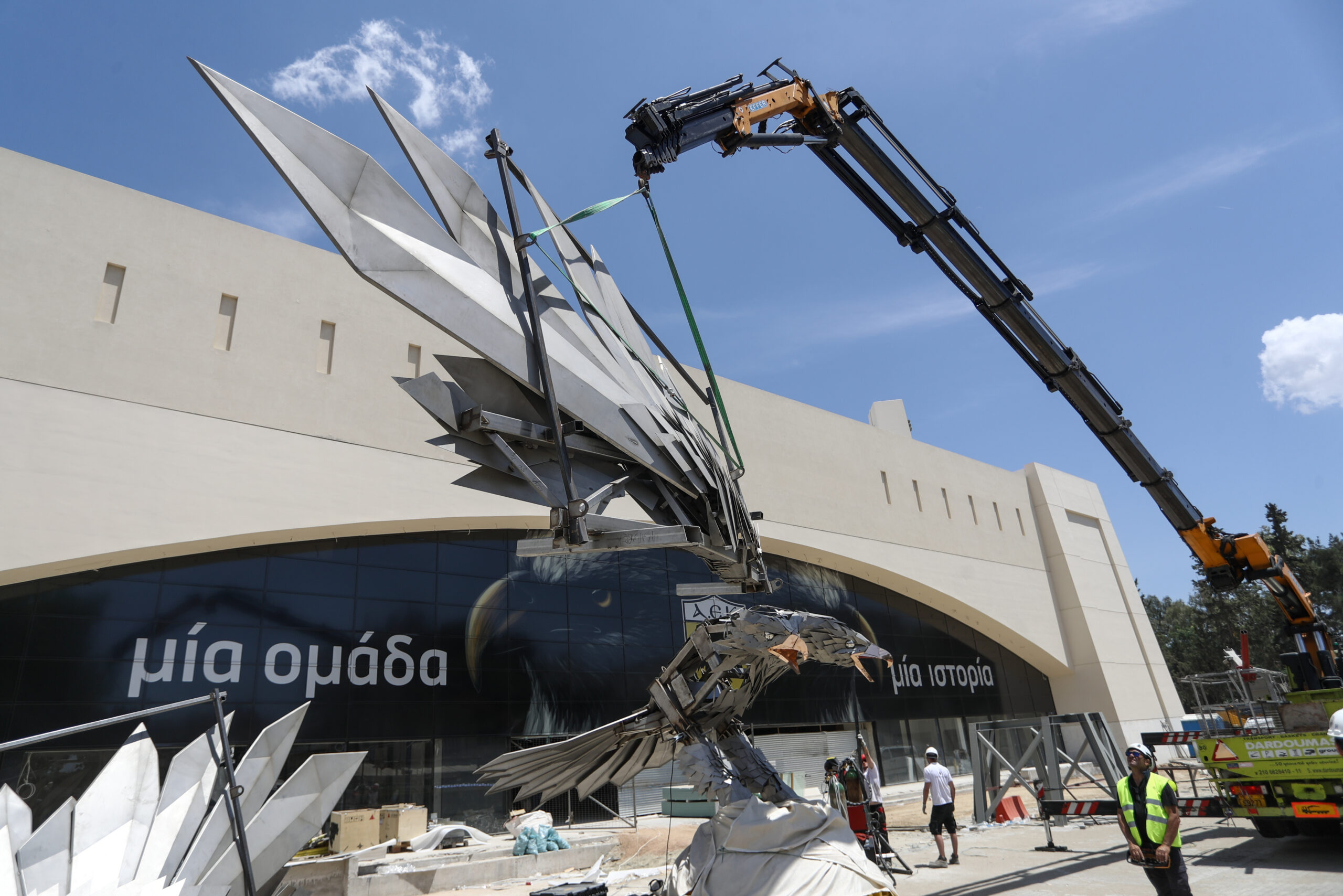ΦΩΤΟρεπορτάζ από τη συναρμολόγηση του ατσάλινου αετού