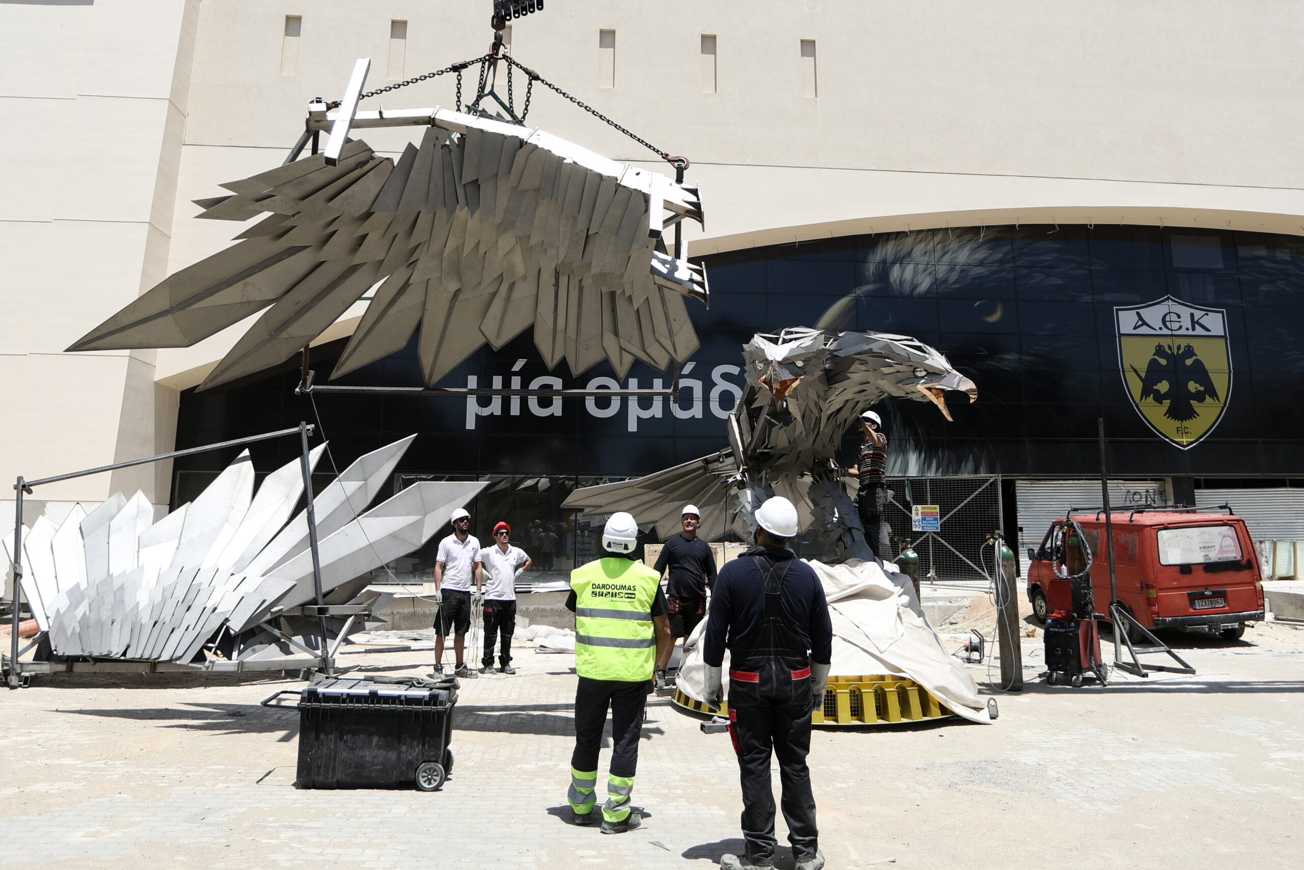 ΦΩΤΟρεπορτάζ από τη συναρμολόγηση του ατσάλινου αετού