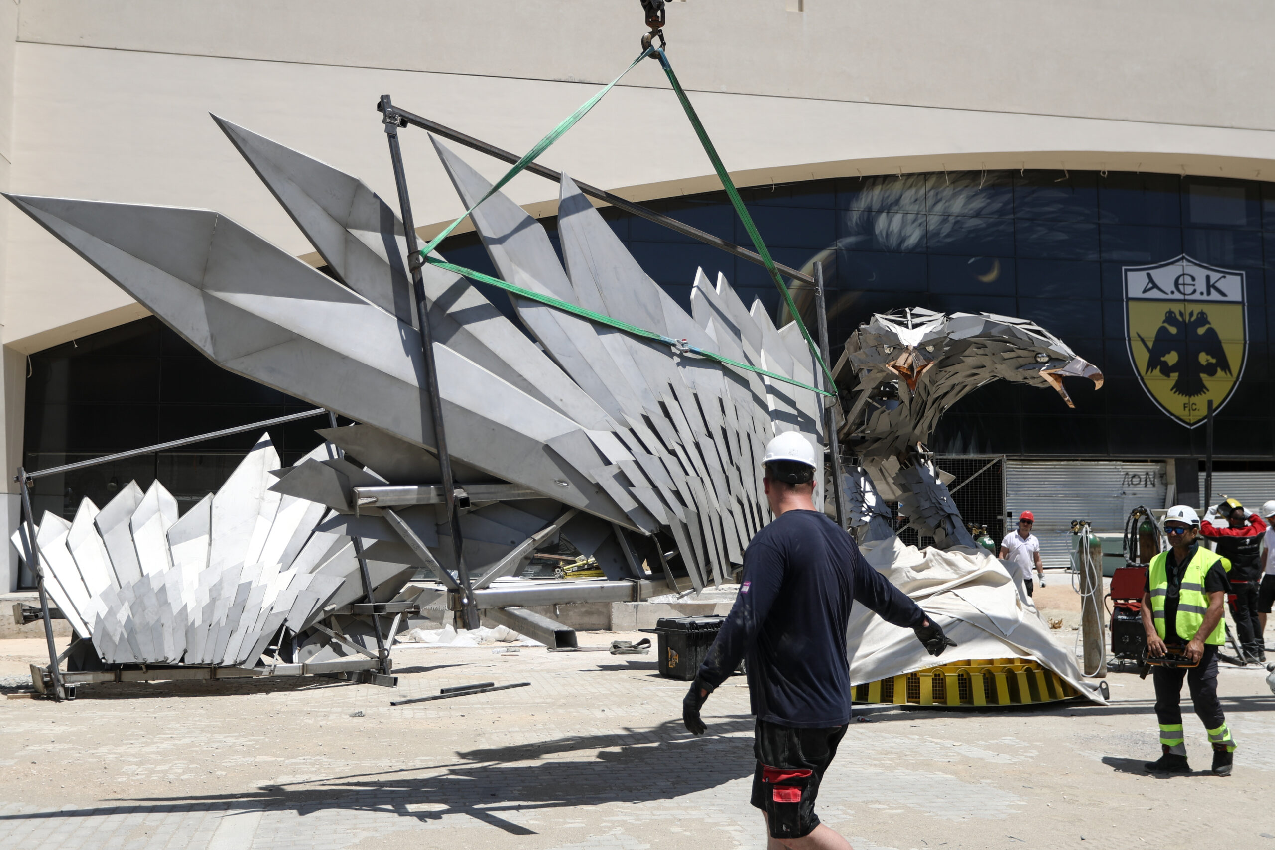 ΦΩΤΟρεπορτάζ από τη συναρμολόγηση του ατσάλινου αετού