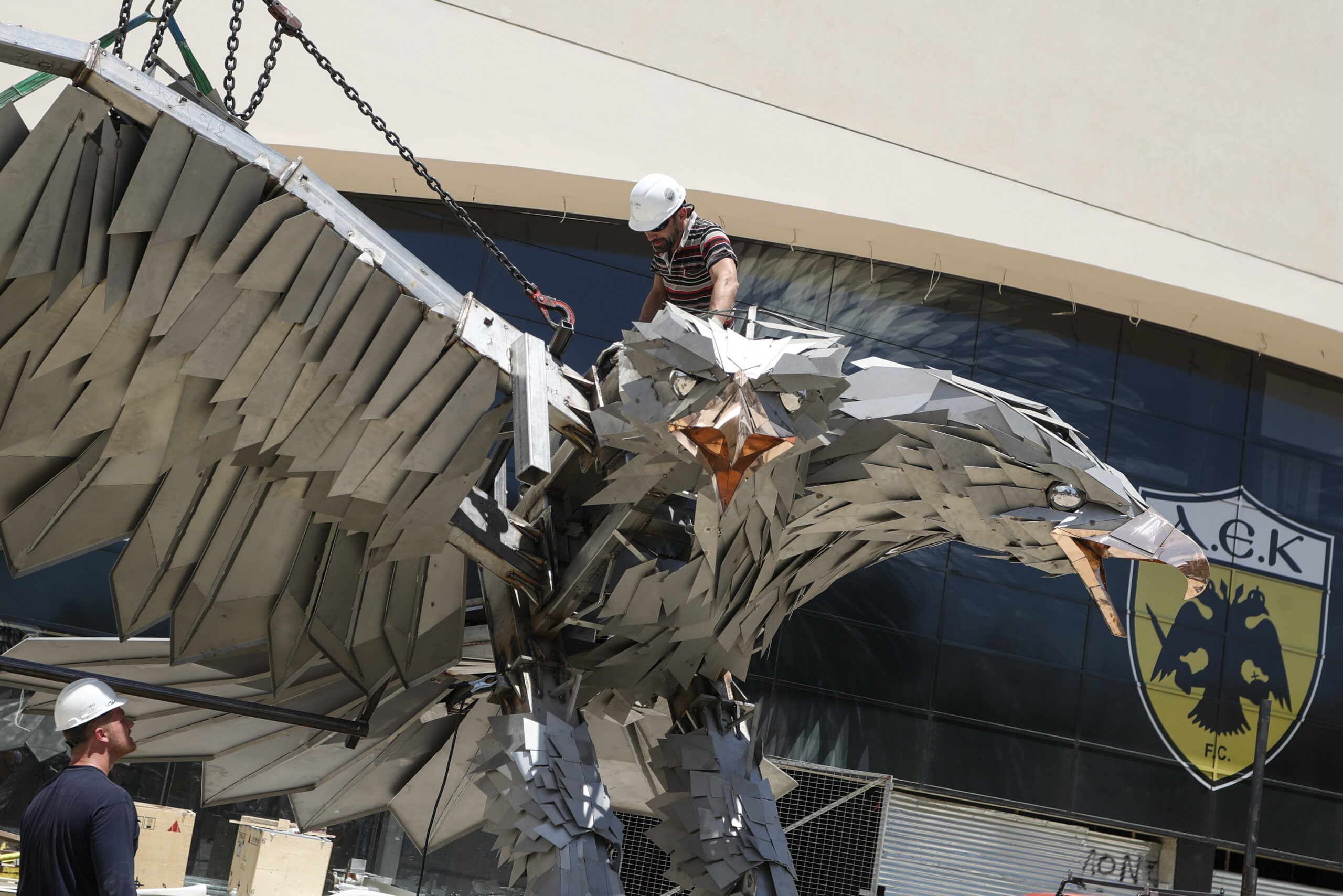 ΦΩΤΟρεπορτάζ από τη συναρμολόγηση του ατσάλινου αετού