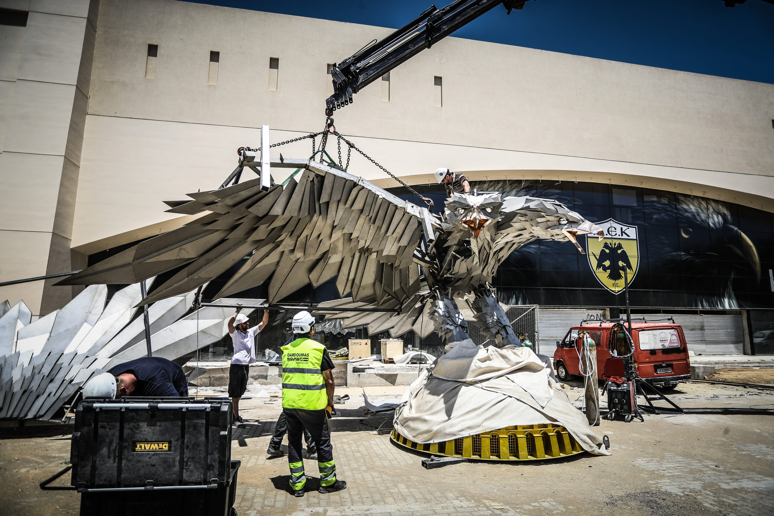 ΦΩΤΟρεπορτάζ από τη συναρμολόγηση του ατσάλινου αετού