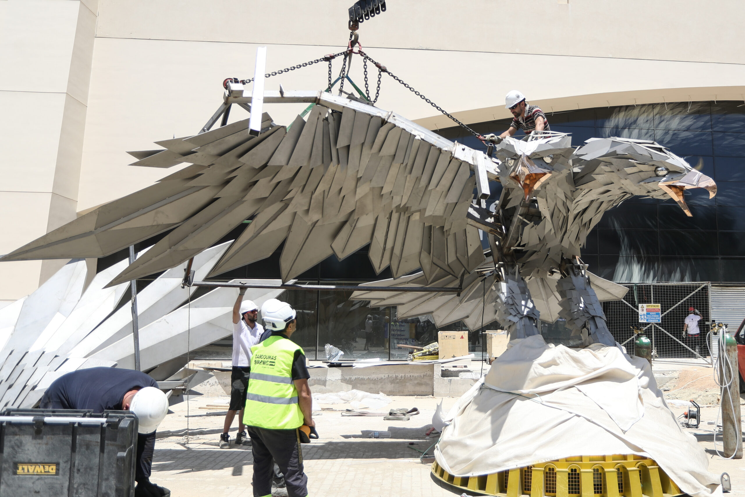 ΦΩΤΟρεπορτάζ από τη συναρμολόγηση του ατσάλινου αετού