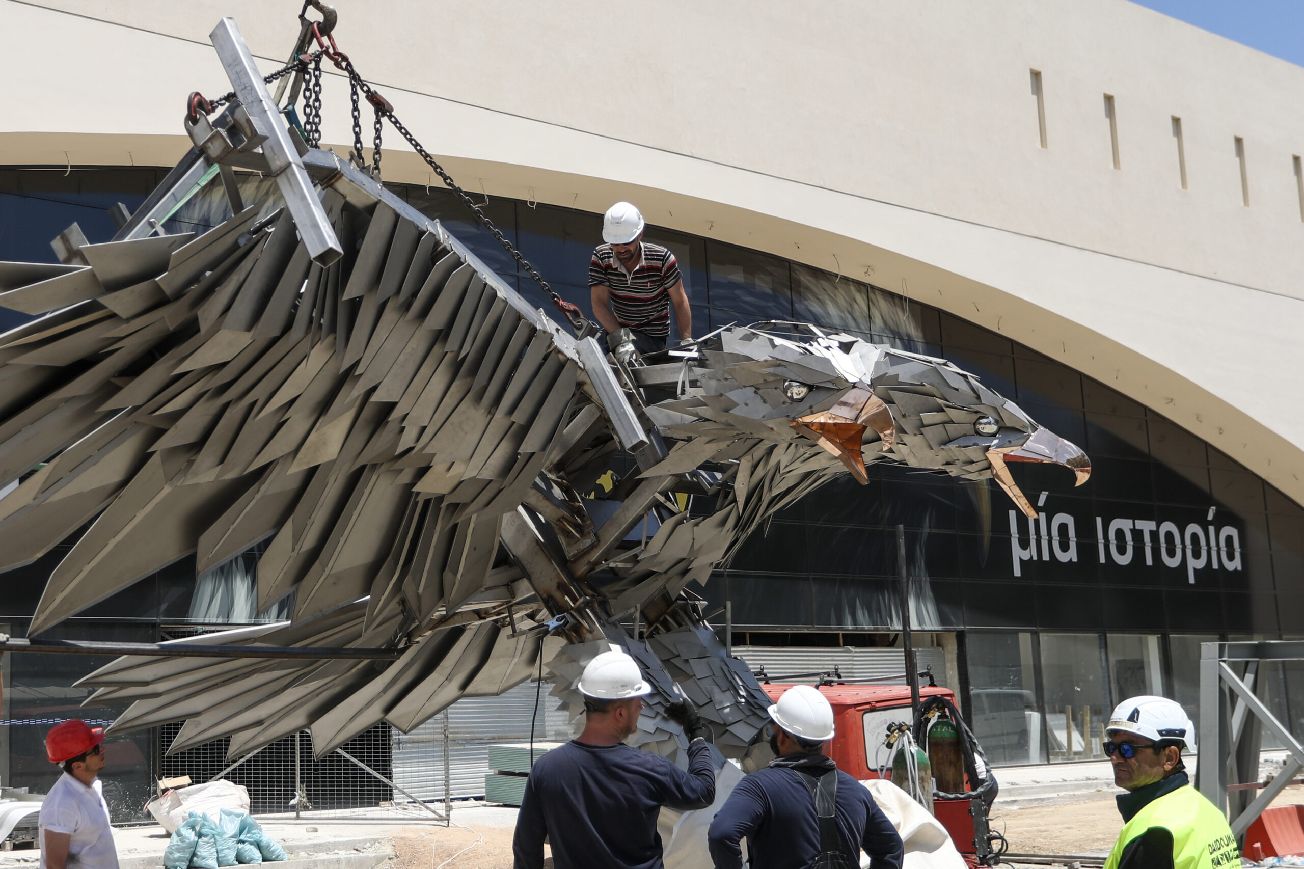 ΦΩΤΟρεπορτάζ από τη συναρμολόγηση του ατσάλινου αετού