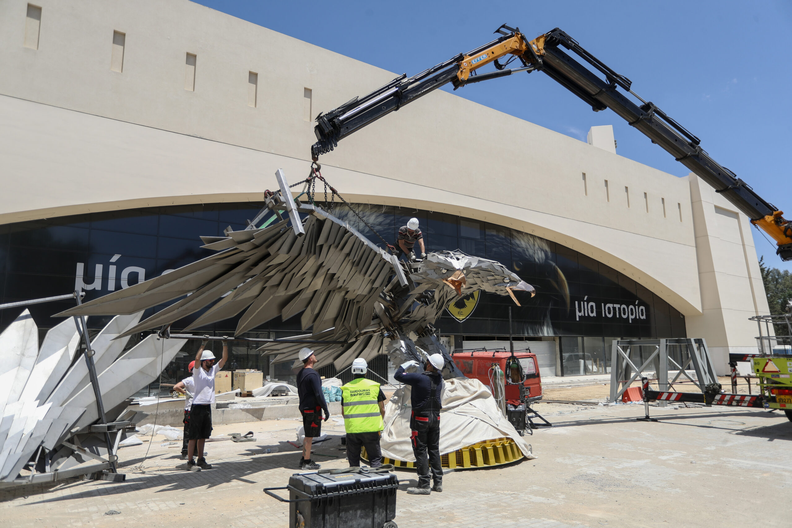 ΦΩΤΟρεπορτάζ από τη συναρμολόγηση του ατσάλινου αετού