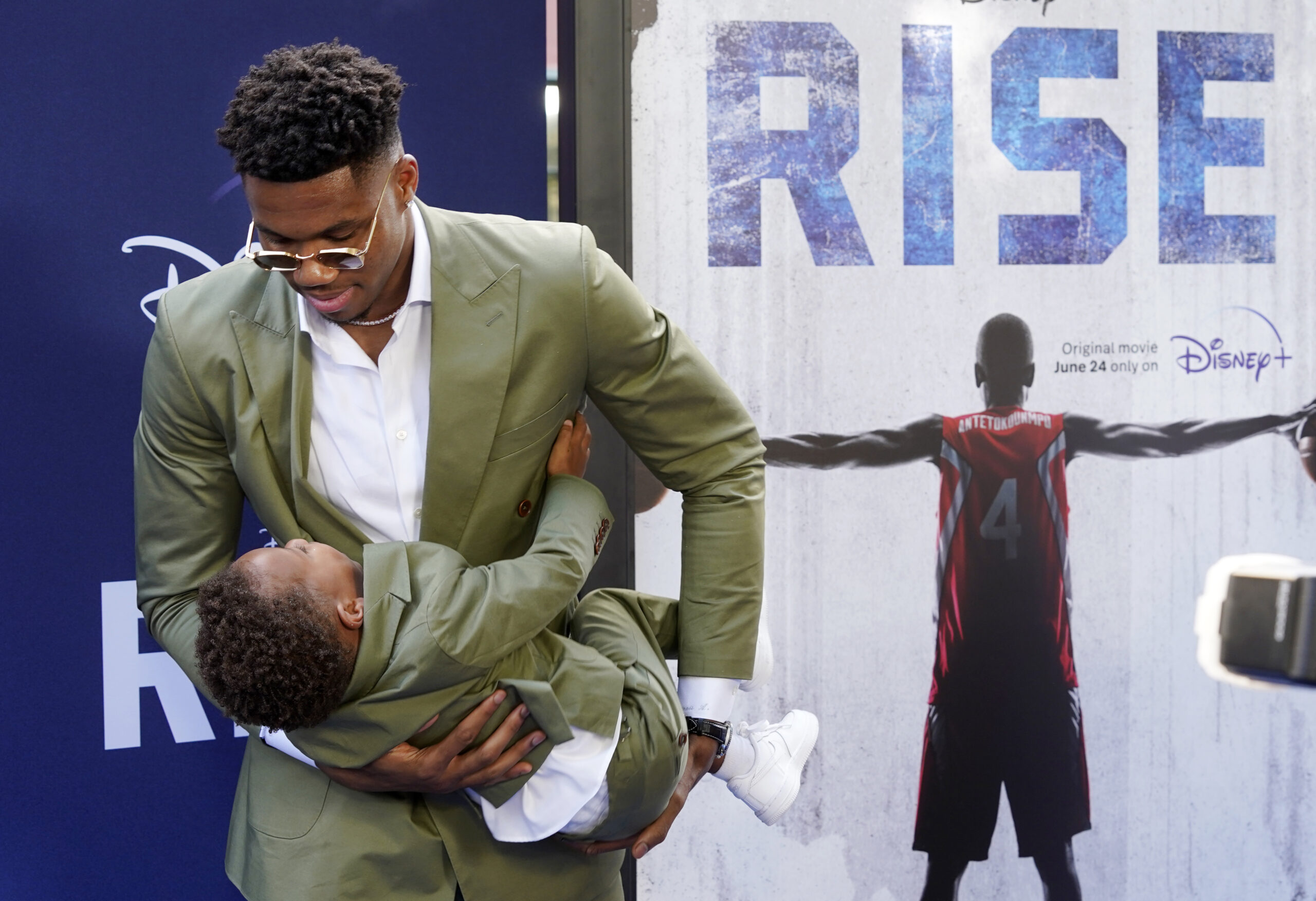 H “Χολιγουντιανή” εμφάνιση του Γιάννη (ΦΩΤΟ)