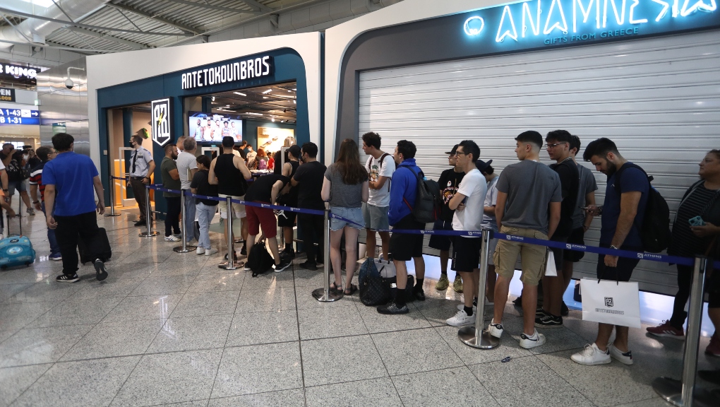 Οι Αντετοκούνμπο εγκαινίασαν το νέο κατάστημά τους και “βούλιαξε” το αεροδρόμιο (ΦΩΤΟ)