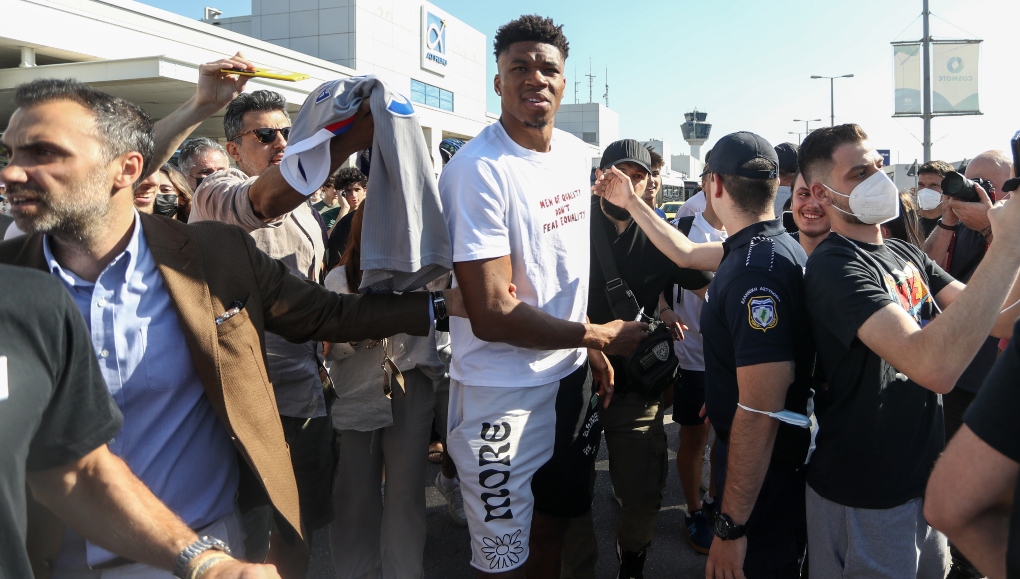 Οι Αντετοκούνμπο εγκαινίασαν το νέο κατάστημά τους και “βούλιαξε” το αεροδρόμιο (ΦΩΤΟ)