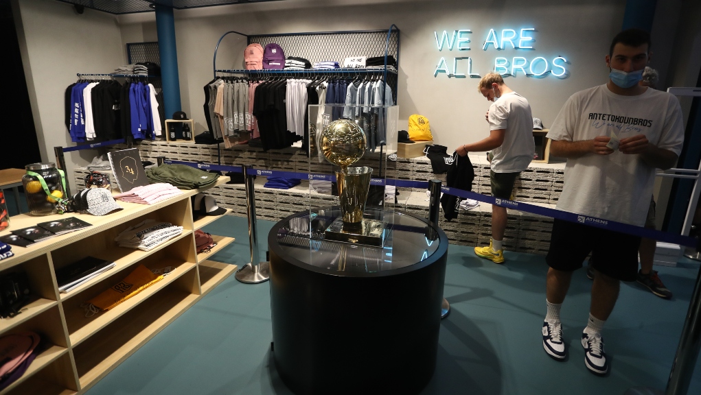 Οι Αντετοκούνμπο εγκαινίασαν το νέο κατάστημά τους και “βούλιαξε” το αεροδρόμιο (ΦΩΤΟ)