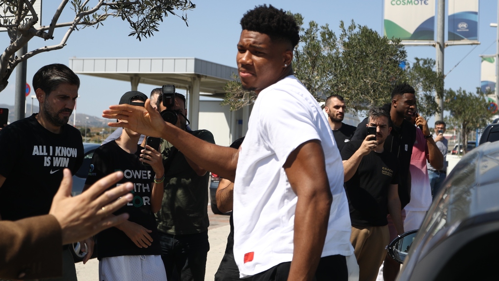 Οι Αντετοκούνμπο εγκαινίασαν το νέο κατάστημά τους και “βούλιαξε” το αεροδρόμιο (ΦΩΤΟ)