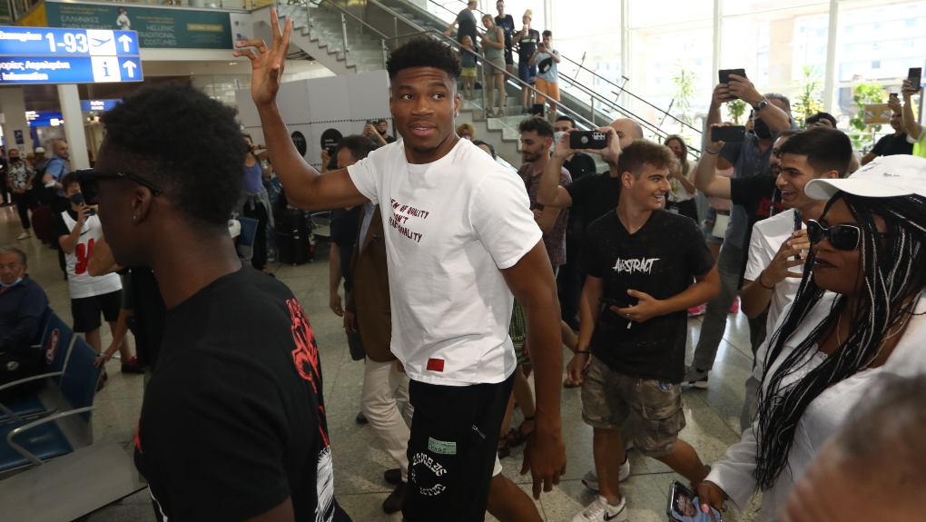 Οι Αντετοκούνμπο εγκαινίασαν το νέο κατάστημά τους και “βούλιαξε” το αεροδρόμιο (ΦΩΤΟ)