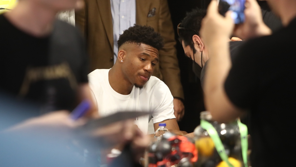 Οι Αντετοκούνμπο εγκαινίασαν το νέο κατάστημά τους και “βούλιαξε” το αεροδρόμιο (ΦΩΤΟ)