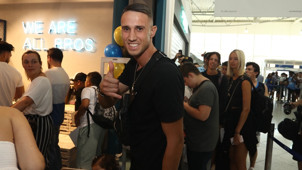 Οι Αντετοκούνμπο εγκαινίασαν το νέο κατάστημά τους και “βούλιαξε” το αεροδρόμιο (ΦΩΤΟ)