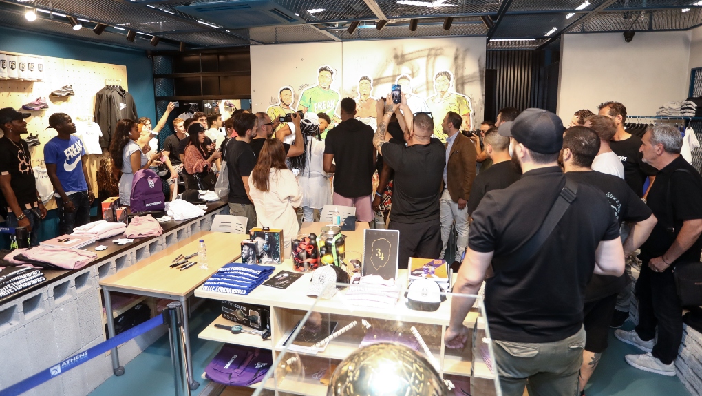 Οι Αντετοκούνμπο εγκαινίασαν το νέο κατάστημά τους και “βούλιαξε” το αεροδρόμιο (ΦΩΤΟ)