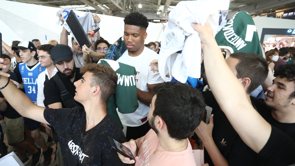 Οι Αντετοκούνμπο εγκαινίασαν το νέο κατάστημά τους και “βούλιαξε” το αεροδρόμιο (ΦΩΤΟ)