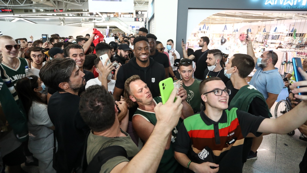 Οι Αντετοκούνμπο εγκαινίασαν το νέο κατάστημά τους και “βούλιαξε” το αεροδρόμιο (ΦΩΤΟ)