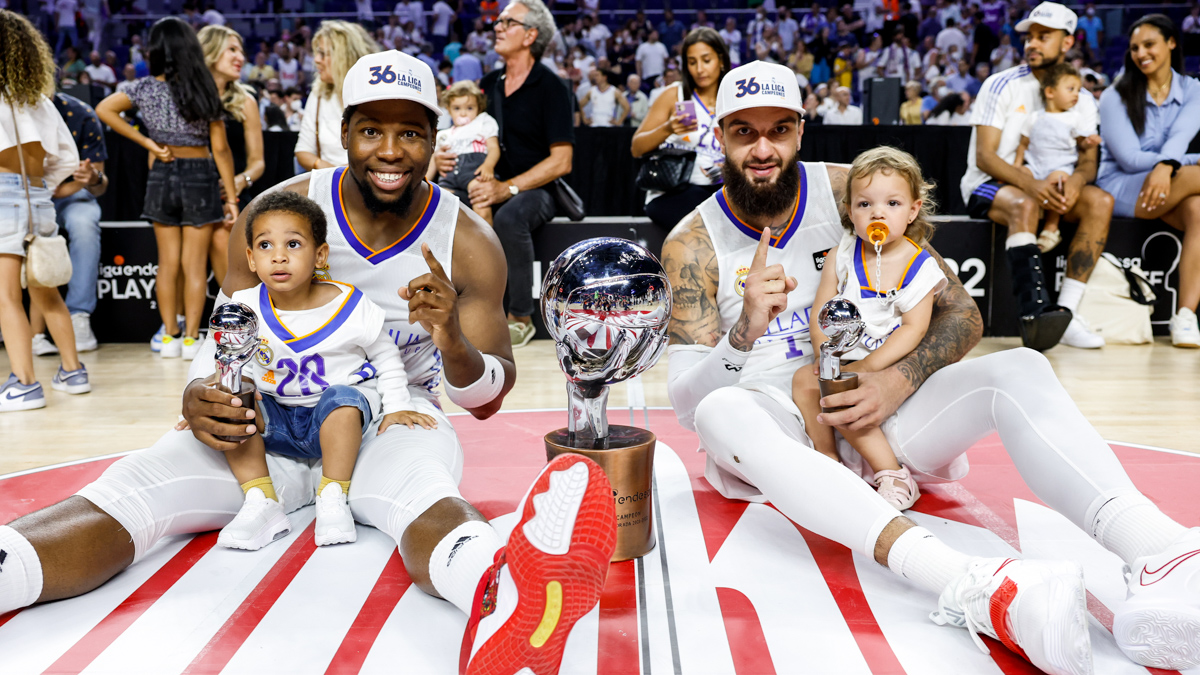 ΦΩΤΟρεπορτάζ από τους πανηγυρισμούς της “Βασίλισσας”