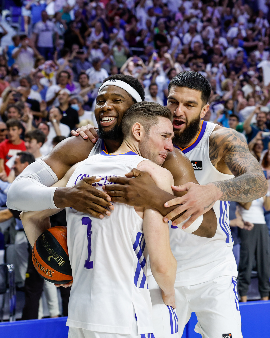 ΦΩΤΟρεπορτάζ από τους πανηγυρισμούς της “Βασίλισσας”