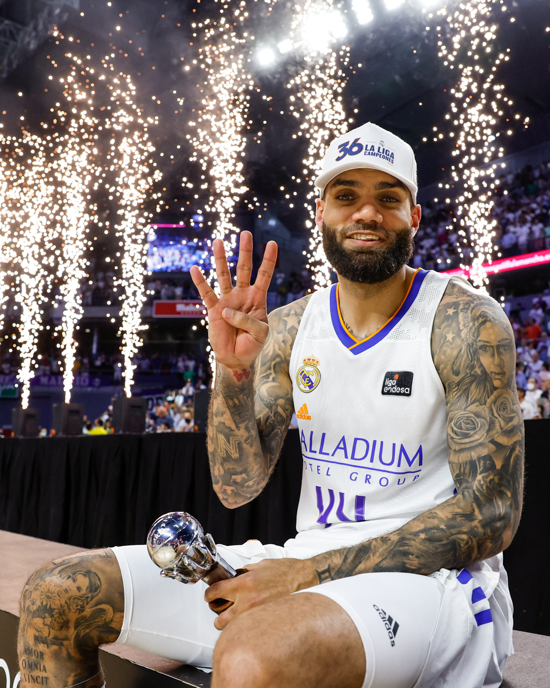 ΦΩΤΟρεπορτάζ από τους πανηγυρισμούς της “Βασίλισσας”