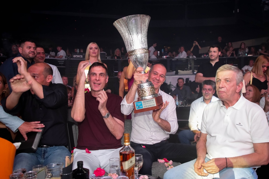 Το “έκαψαν” γιορτάζοντας τον τίτλο οι “ερυθρόλευκοι” (φωτο)