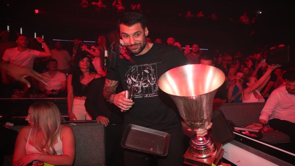 Το “έκαψαν” γιορτάζοντας τον τίτλο οι “ερυθρόλευκοι” (φωτο)