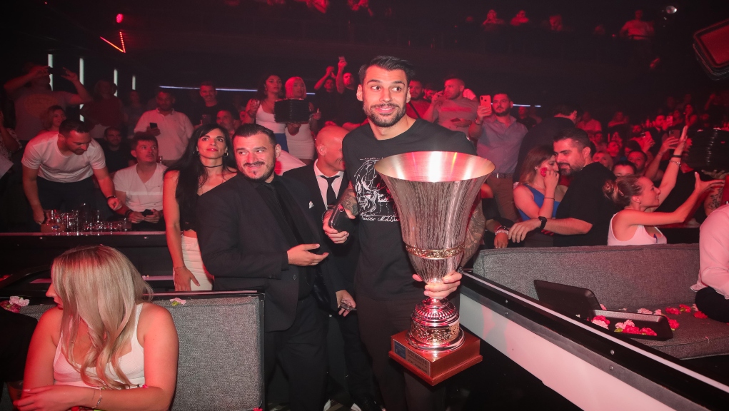 Το “έκαψαν” γιορτάζοντας τον τίτλο οι “ερυθρόλευκοι” (φωτο)