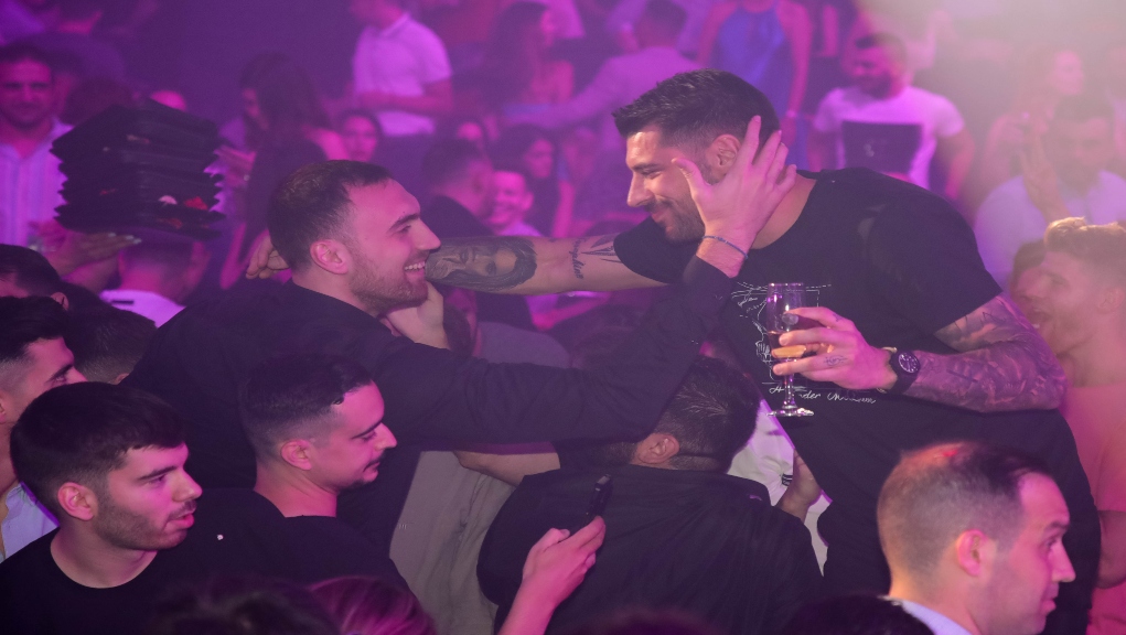 Το “έκαψαν” γιορτάζοντας τον τίτλο οι “ερυθρόλευκοι” (φωτο)