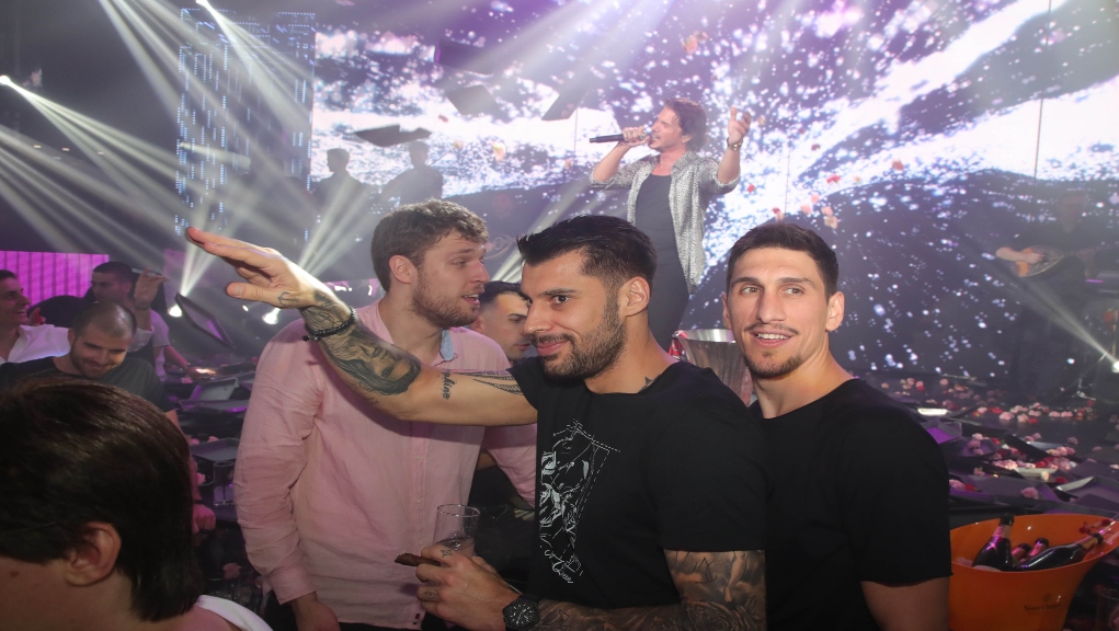 Το “έκαψαν” γιορτάζοντας τον τίτλο οι “ερυθρόλευκοι” (φωτο)