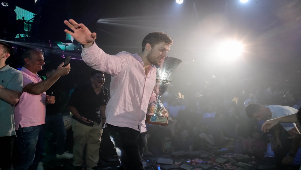 Το “έκαψαν” γιορτάζοντας τον τίτλο οι “ερυθρόλευκοι” (φωτο)