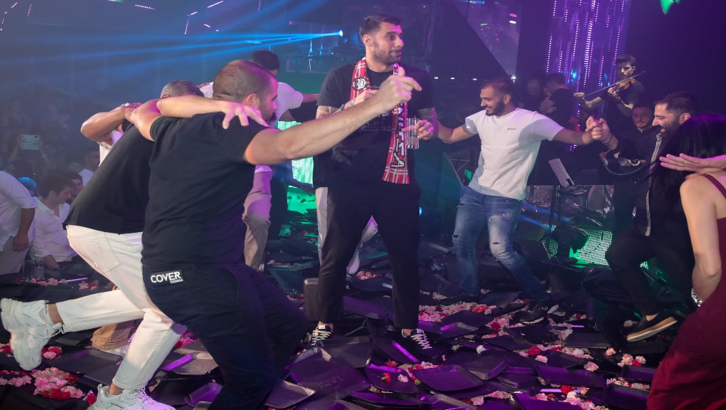 Το “έκαψαν” γιορτάζοντας τον τίτλο οι “ερυθρόλευκοι” (φωτο)