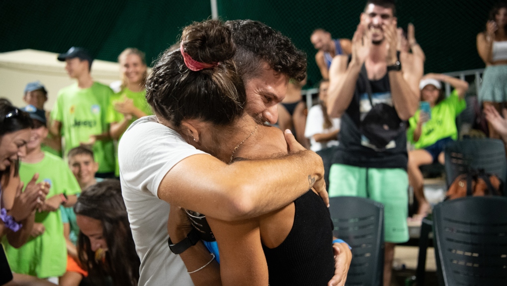 Πρόταση γάμου στην άμμο του Αγίου Νικολάου (video)