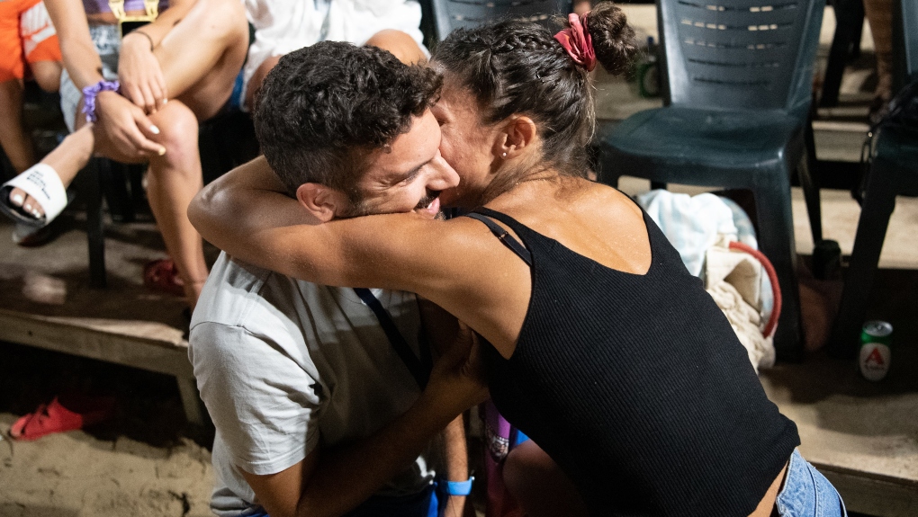 Πρόταση γάμου στην άμμο του Αγίου Νικολάου (video)