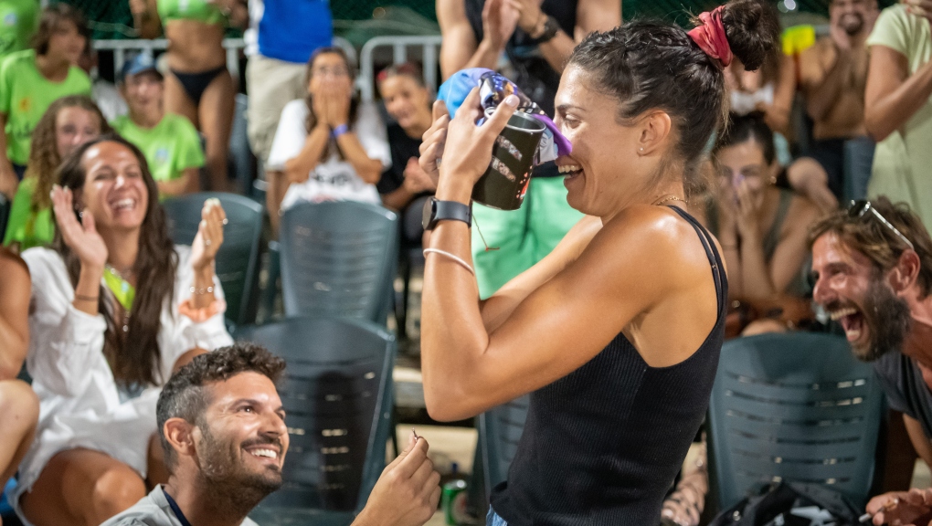 Πρόταση γάμου στην άμμο του Αγίου Νικολάου (video)