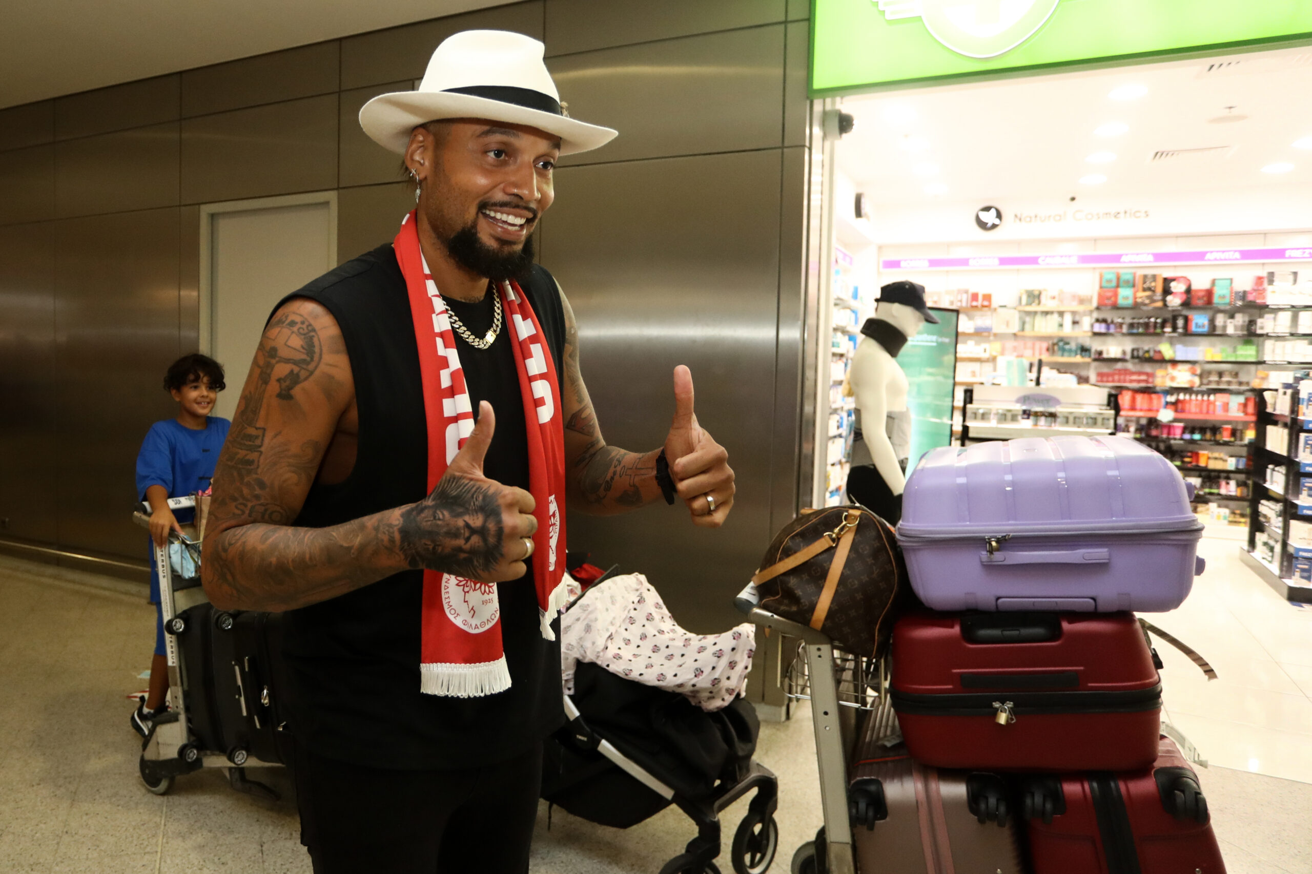 Στην Ελλάδα για τον Ολυμπιακό ο Ιντάλγκο Ολίβα (ΦΩΤΟ)