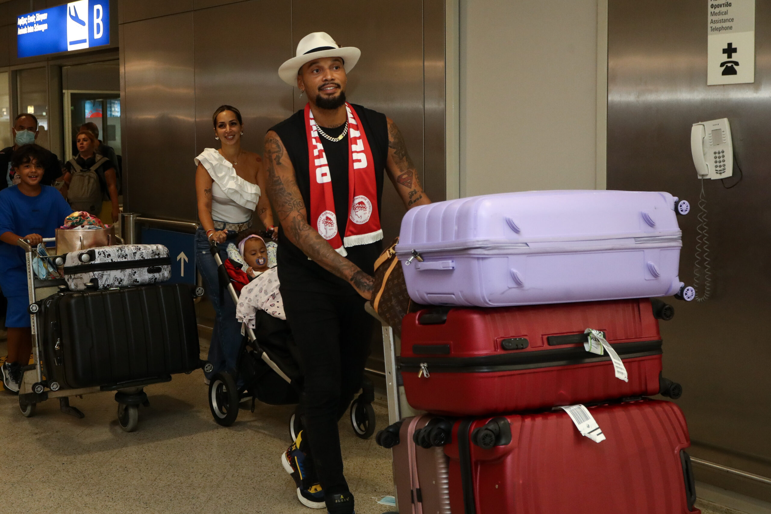 Στην Ελλάδα για τον Ολυμπιακό ο Ιντάλγκο Ολίβα (ΦΩΤΟ)