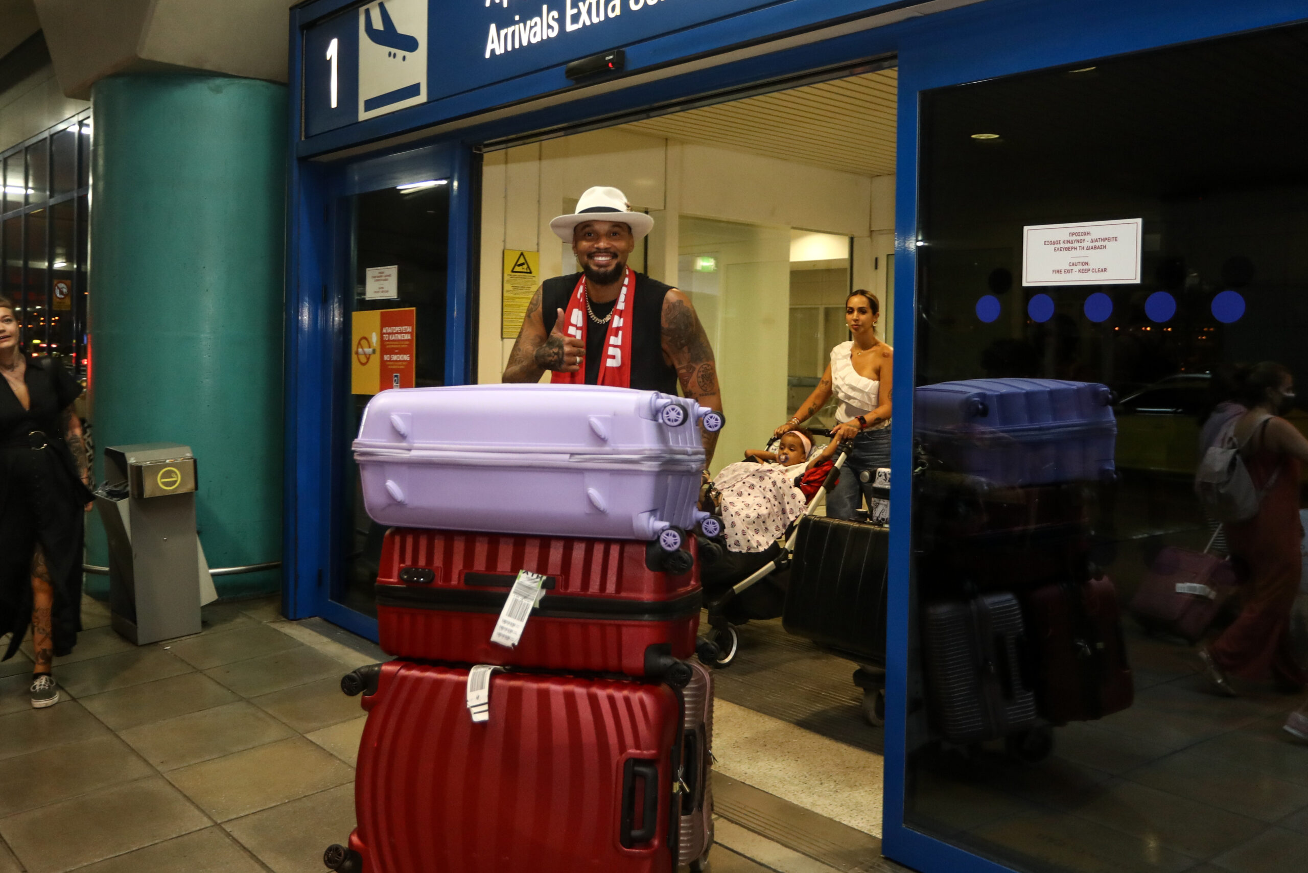 Στην Ελλάδα για τον Ολυμπιακό ο Ιντάλγκο Ολίβα (ΦΩΤΟ)