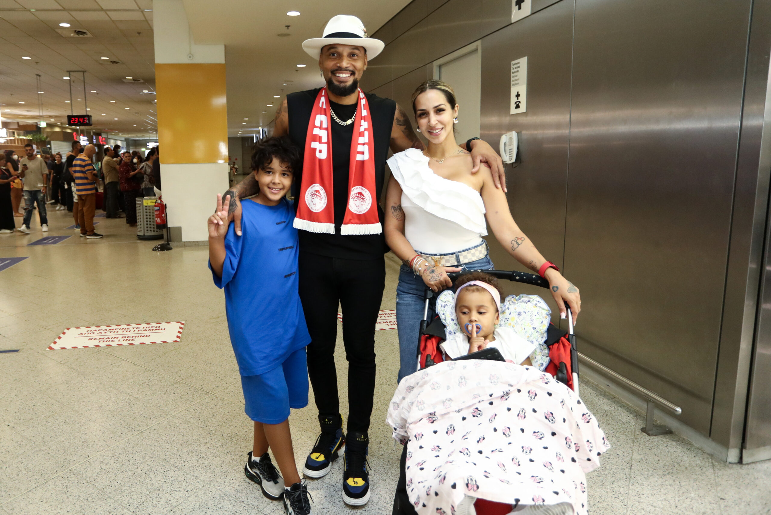 Στην Ελλάδα για τον Ολυμπιακό ο Ιντάλγκο Ολίβα (ΦΩΤΟ)