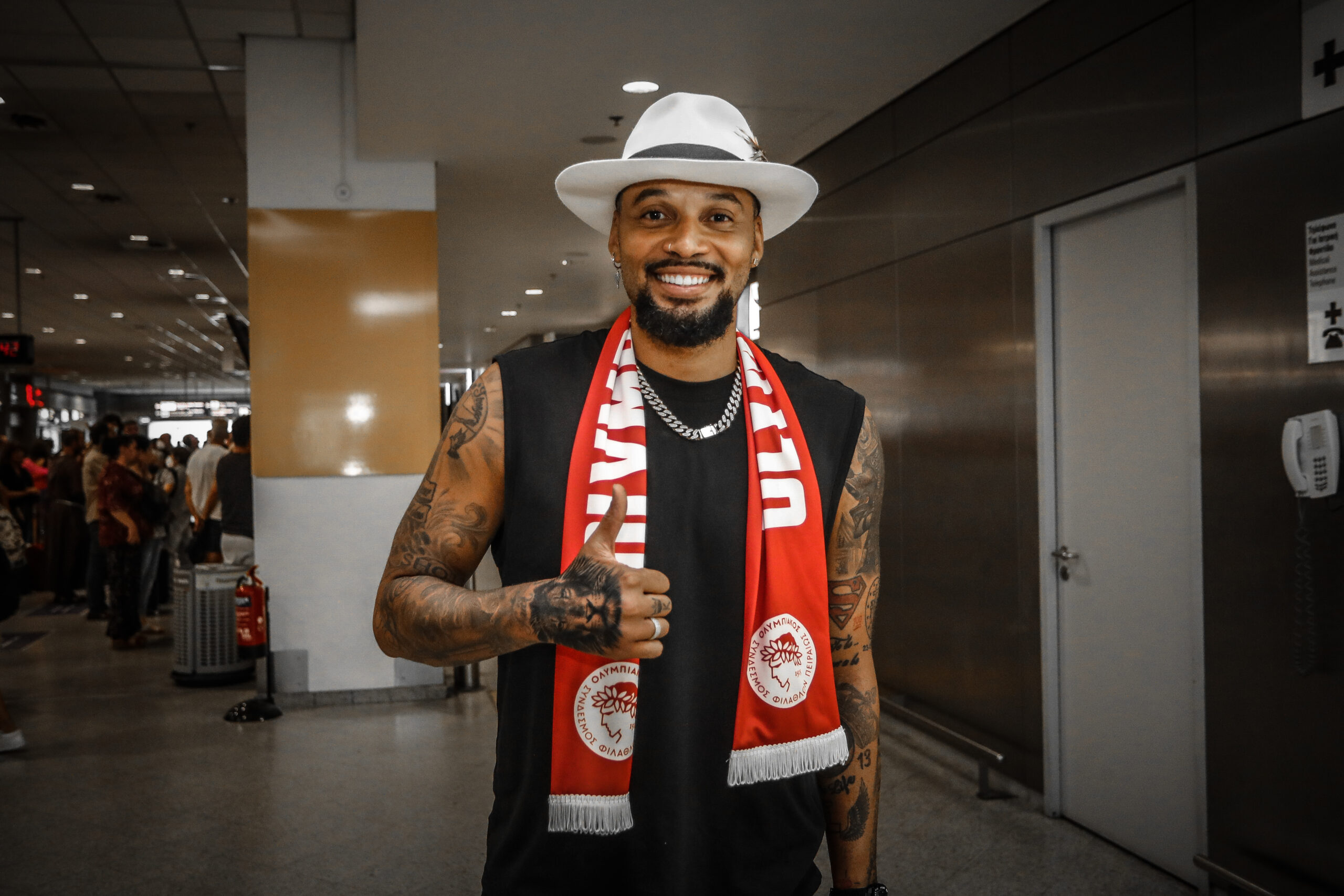 Στην Ελλάδα για τον Ολυμπιακό ο Ιντάλγκο Ολίβα (ΦΩΤΟ)