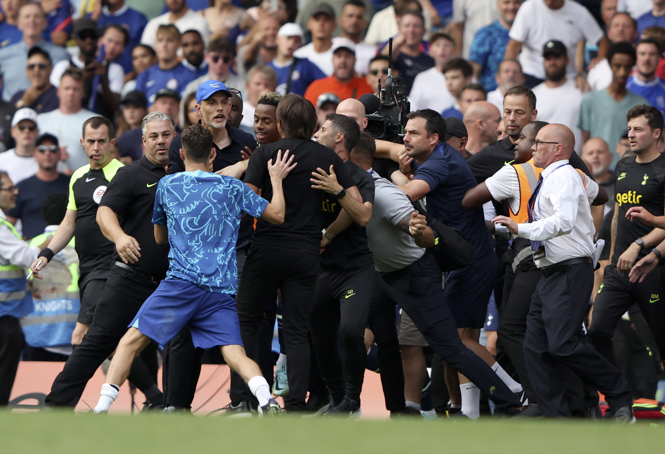 Ένταση μεταξύ Τούχελ-Κόντε και κόκκινες κάρτες