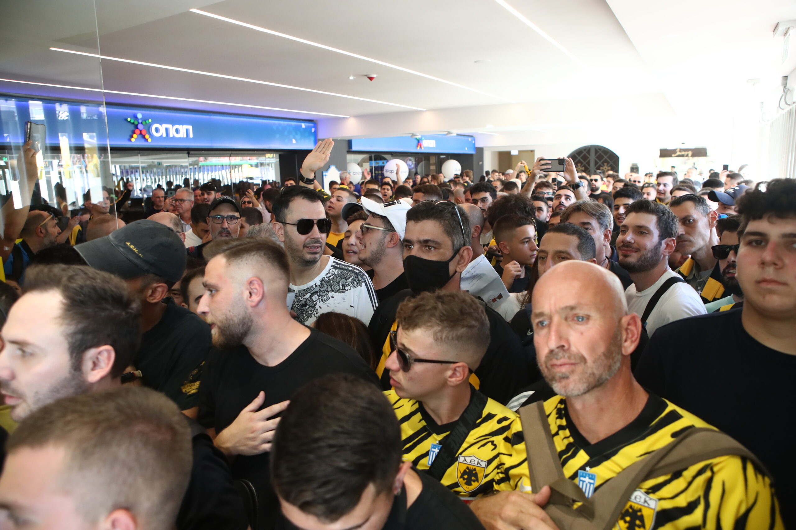 Η ΑΕΚ στο νέο της γήπεδο (συνεχές ΦΩΤΟρεπορτάζ)