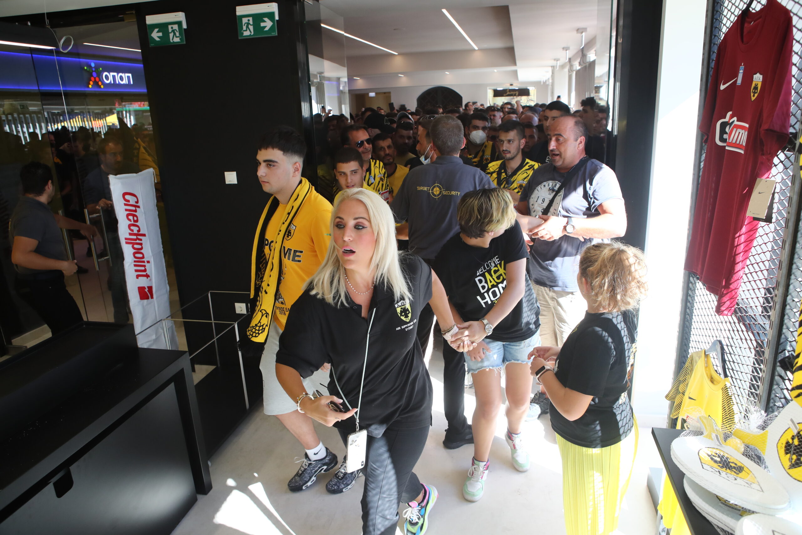 Η ΑΕΚ στο νέο της γήπεδο (συνεχές ΦΩΤΟρεπορτάζ)