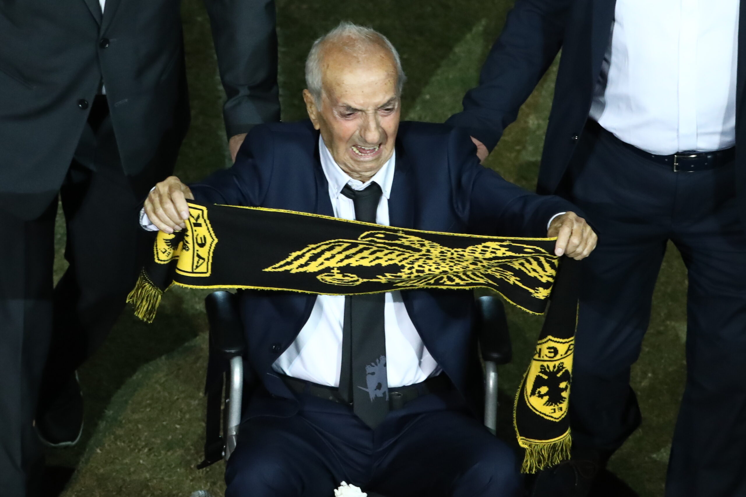 Η ΑΕΚ στο νέο της γήπεδο (συνεχές ΦΩΤΟρεπορτάζ)