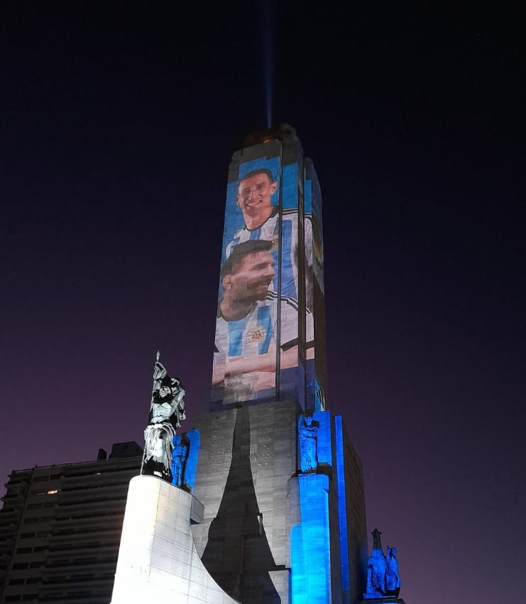 Η μορφή του Μέσι στο μεγαλύτερο κτήριο στο Ροζάριο (ΦΩΤΟ)